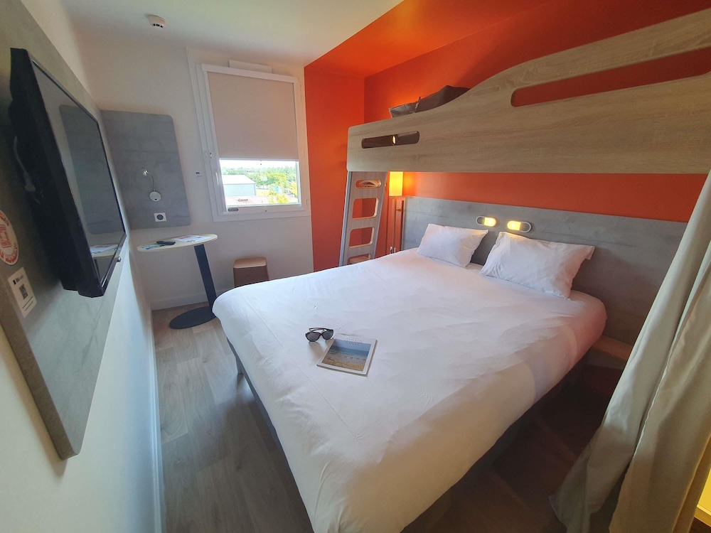 Triple: habitación con una cama doble y una cama litera del hotel Ibis Budget Coutances. Foto 6