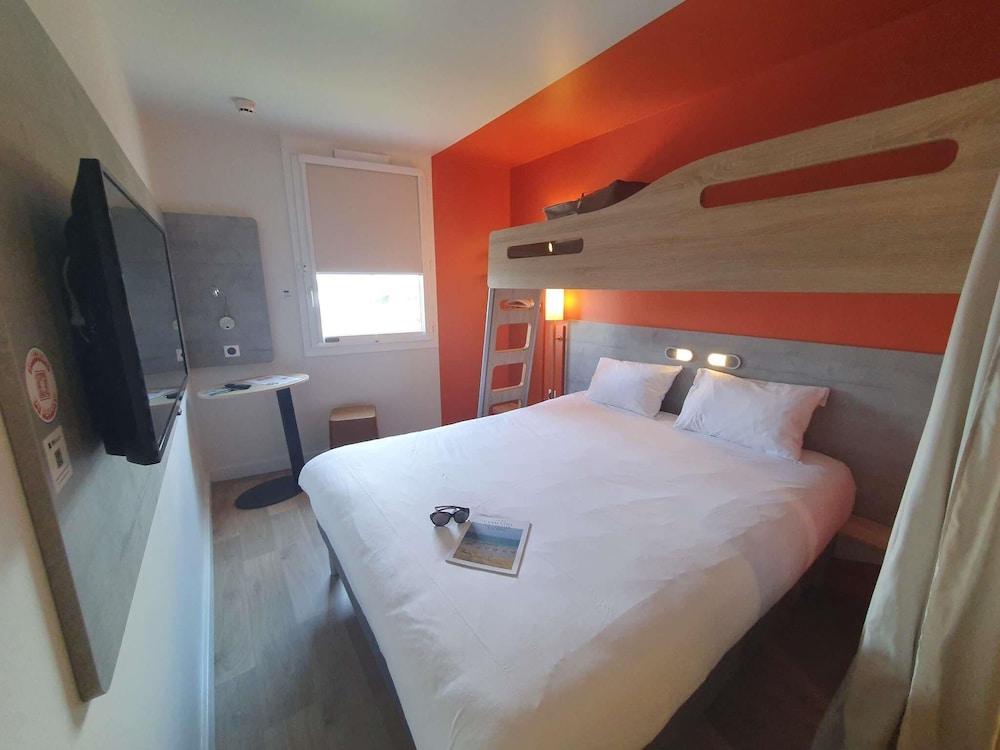 Triple: habitación con una cama doble y una cama litera del hotel Ibis Budget Coutances. Foto 7