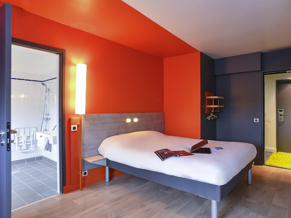 DOBLE: habitación con una cama grande del hotel Ibis Budget Coutances. Foto 6