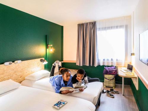 Habitación PURE con una cama doble y un sofá cama para 1 persona del hotel Greet Evreux Centre
