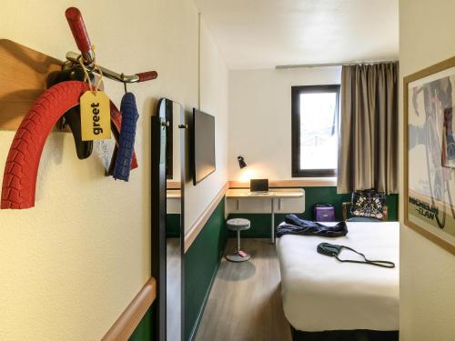 Habitación PURE con una cama doble y un sofá cama para 1 persona del hotel Greet Evreux Centre. Foto 2