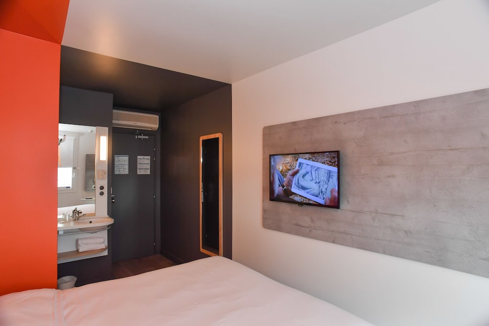 Habitación Doble con cama grande del hotel Ibis Budget Saint Lo. Foto 1