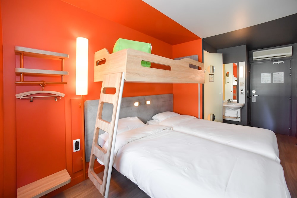 TRIPLE - Habitación con 3 camas individuales del hotel Ibis Budget Saint Lo. Foto 1