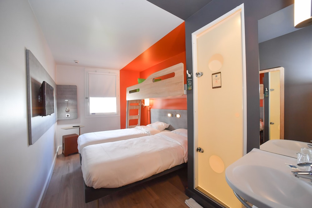 TRIPLE - Habitación con 3 camas individuales del hotel Ibis Budget Saint Lo. Foto 2