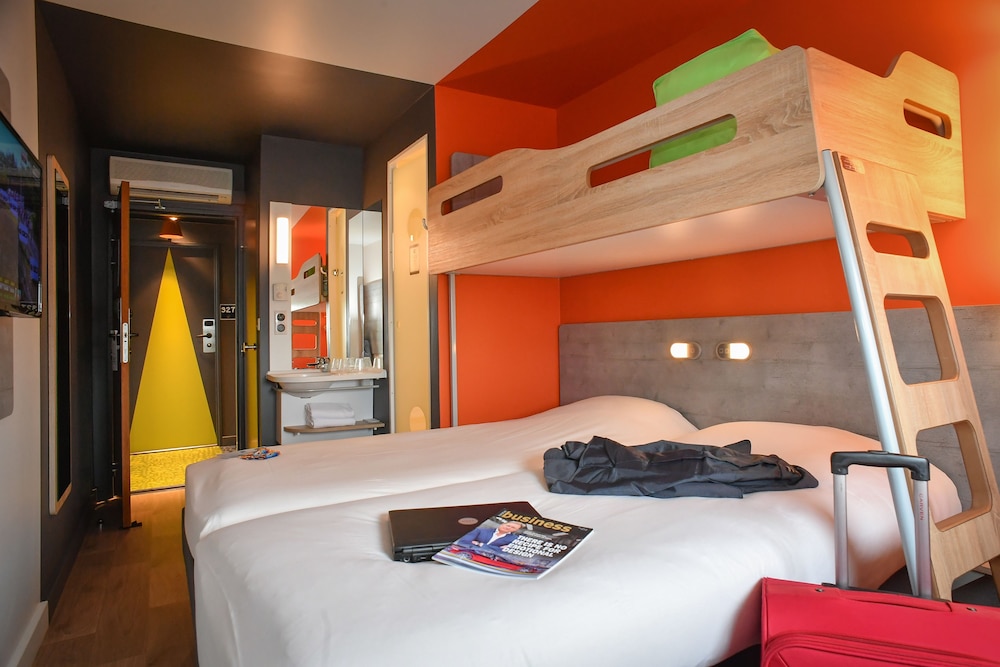 TRIPLE - Habitación con 3 camas individuales del hotel Ibis Budget Saint Lo. Foto 3