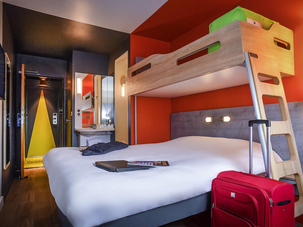 Habitación triple con cama grande y litera del hotel Ibis Budget Saint Lo