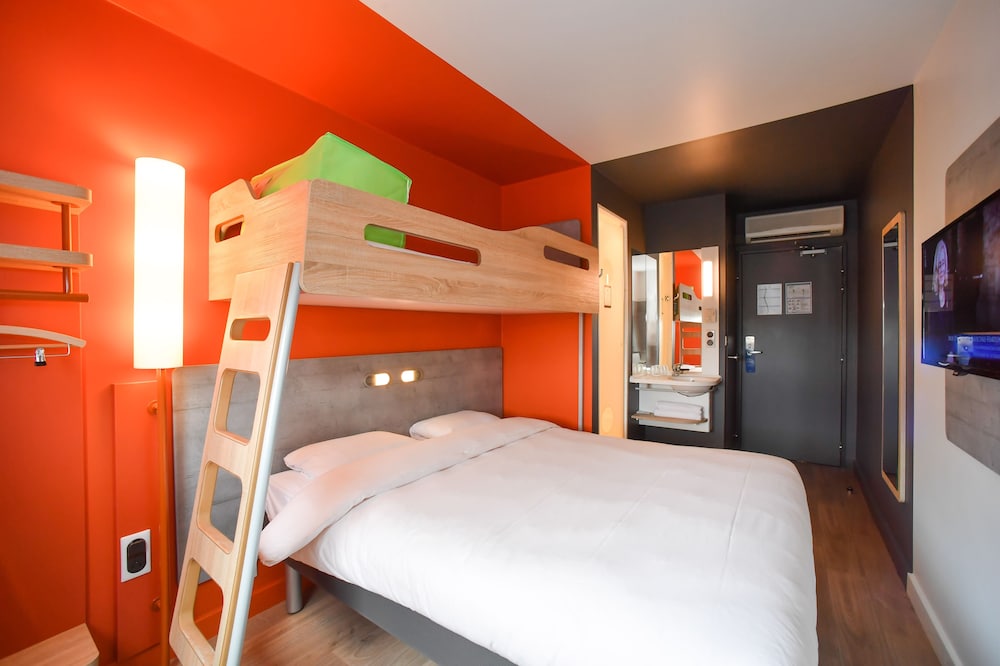 Habitación triple con cama grande y litera del hotel Ibis Budget Saint Lo. Foto 1