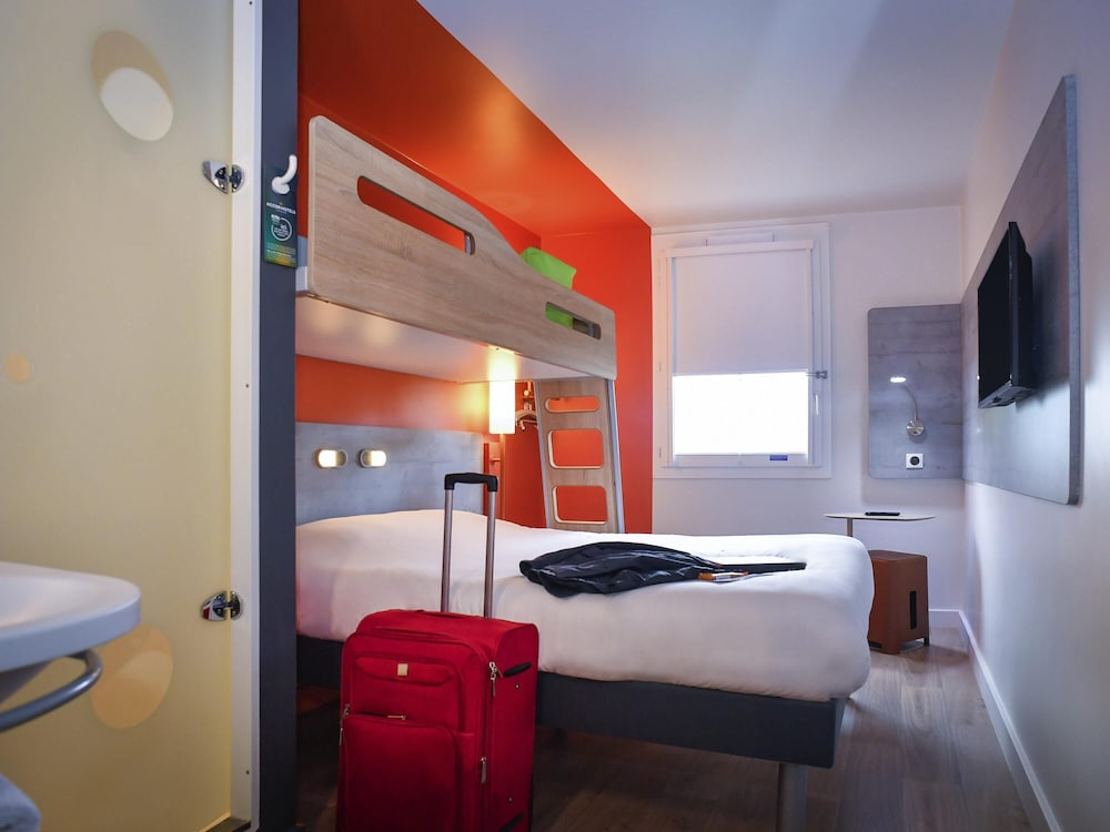 Habitación triple con cama grande y litera del hotel Ibis Budget Saint Lo. Foto 2