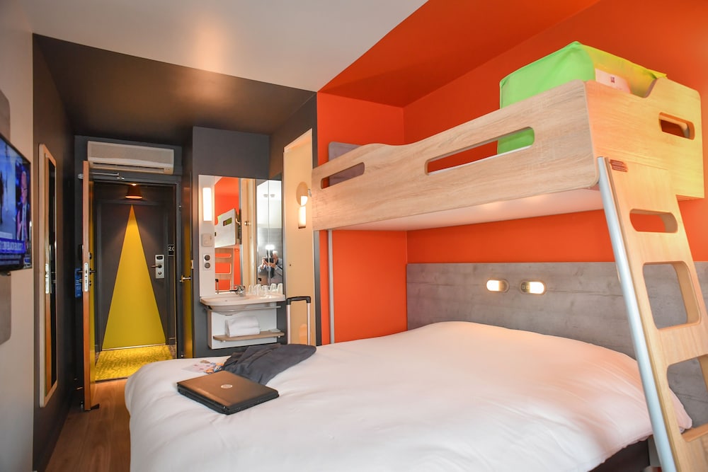 Habitación triple con cama grande y litera del hotel Ibis Budget Saint Lo. Foto 3