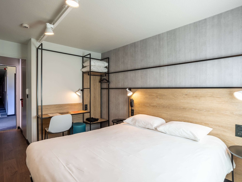 Habitación Standard con una cama doble del hotel Ibis Saint Lo La Chevalerie. Foto 2