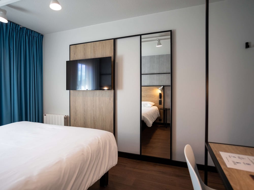Habitación Standard con una cama doble del hotel Ibis Saint Lo La Chevalerie. Foto 3