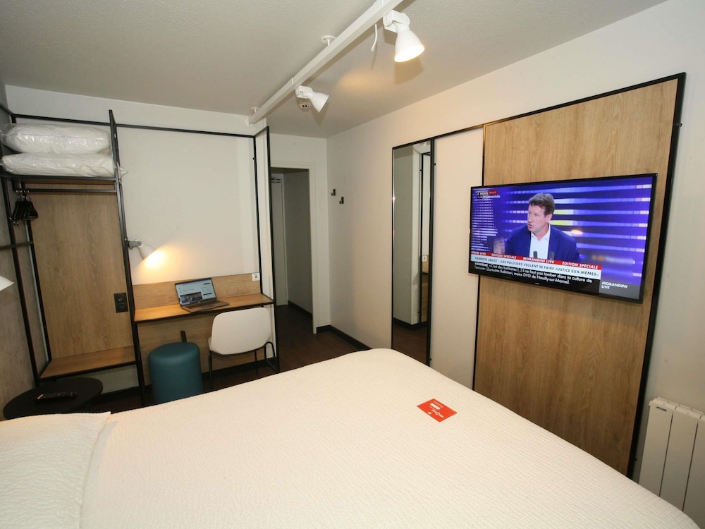 Habitación Standard con una cama doble del hotel Ibis Saint Lo La Chevalerie. Foto 4