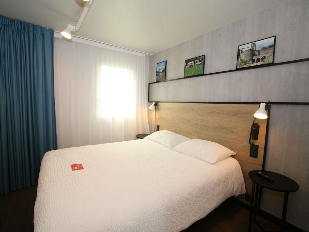 Habitación Standard con una cama doble del hotel Ibis Saint Lo La Chevalerie. Foto 5