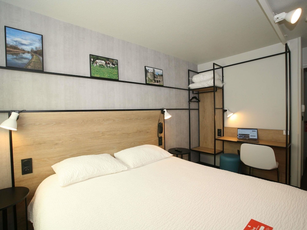 Habitación Standard con una cama doble del hotel Ibis Saint Lo La Chevalerie. Foto 6