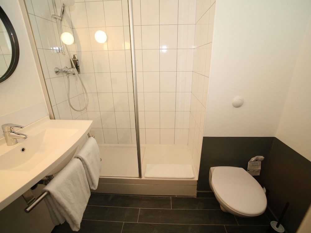 Habitación Standard con una cama doble del hotel Ibis Saint Lo La Chevalerie. Foto 7