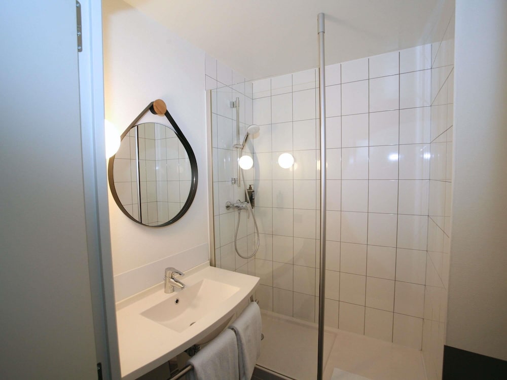 Habitación Standard con una cama doble del hotel Ibis Saint Lo La Chevalerie. Foto 8