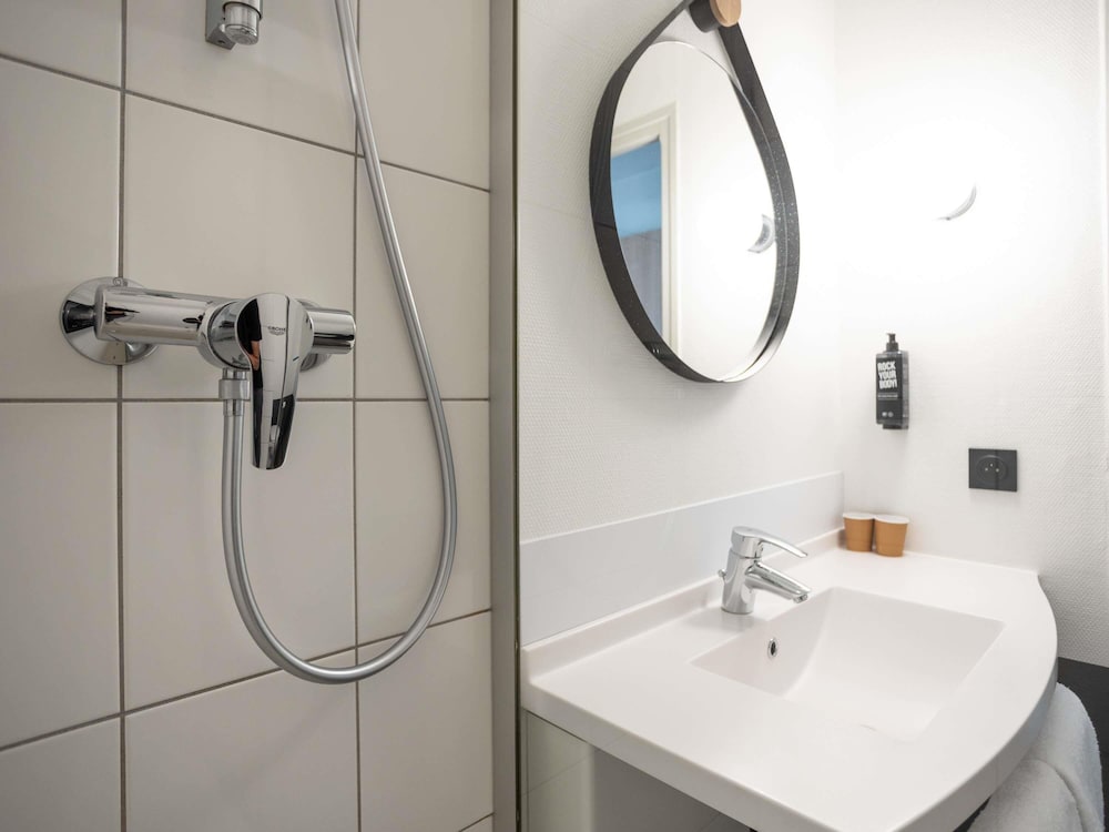 Habitación Standard con una cama doble del hotel Ibis Saint Lo La Chevalerie. Foto 9