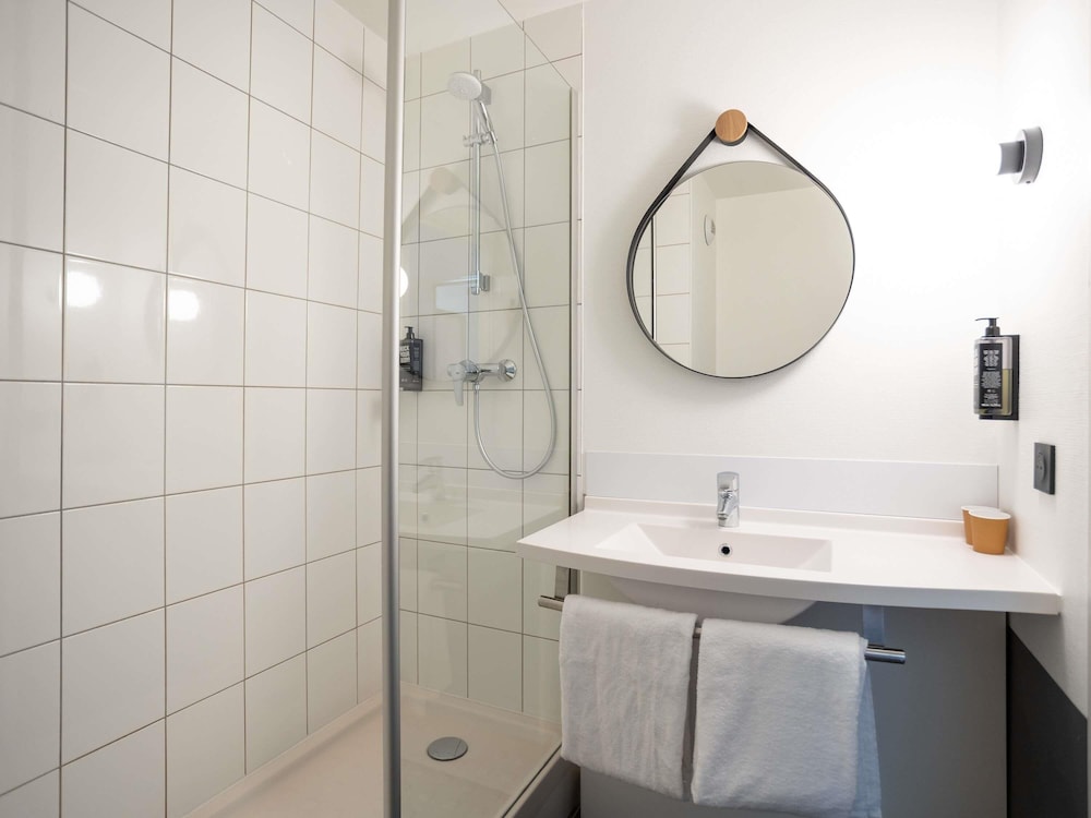 Habitación Standard con una cama doble del hotel Ibis Saint Lo La Chevalerie. Foto 10
