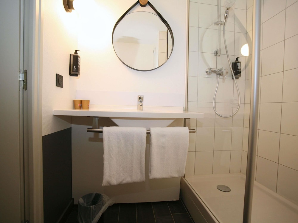 Habitación Standard con una cama doble del hotel Ibis Saint Lo La Chevalerie. Foto 11