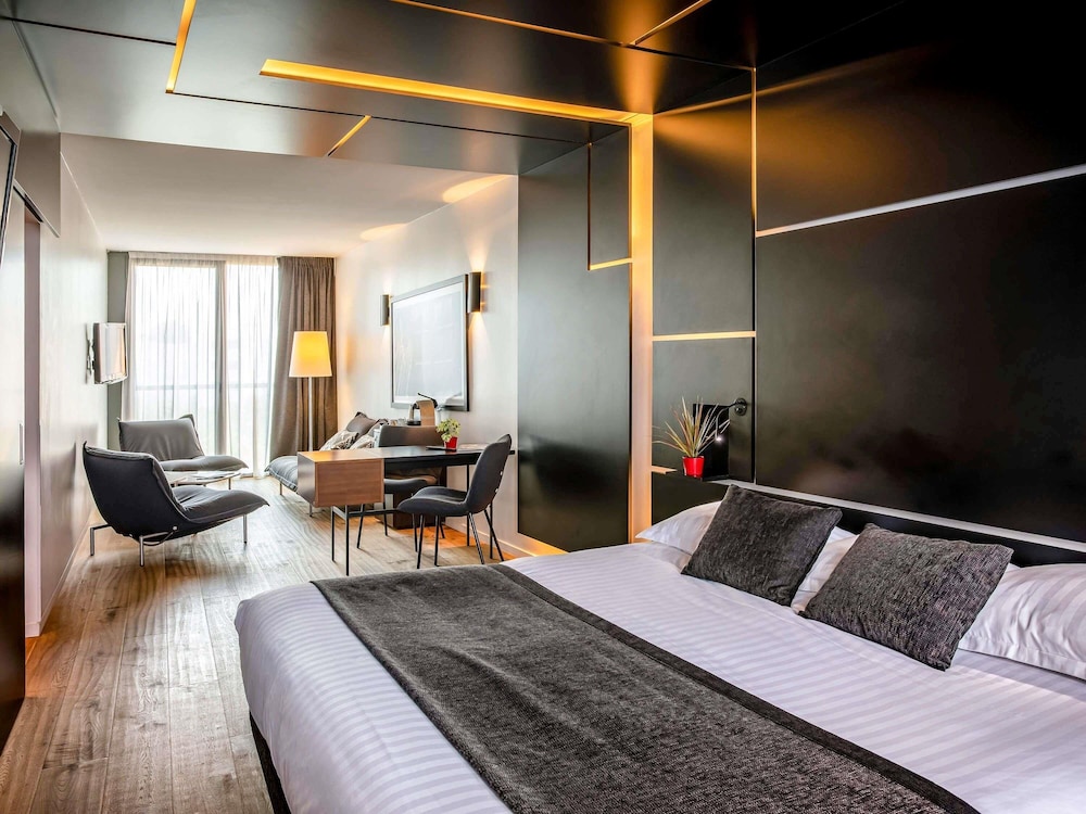 Suite Junior con 1 cama king size y sofá del hotel Mercure Villefranche En Beaujolais Ici and La