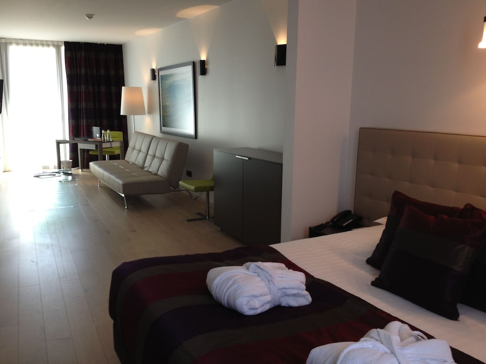 Suite Junior con 1 cama king size y sofá del hotel Mercure Villefranche En Beaujolais Ici and La. Foto 1