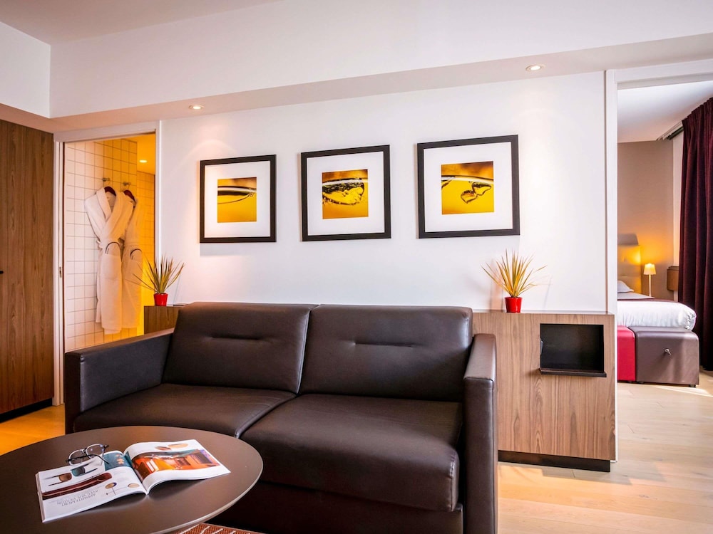 Suite Superior con 1 cama doble y sofá del hotel Mercure Villefranche En Beaujolais Ici and La