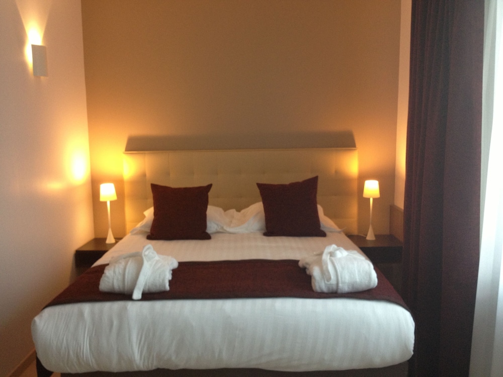 Suite Superior con 1 cama doble y sofá del hotel Mercure Villefranche En Beaujolais Ici and La. Foto 1