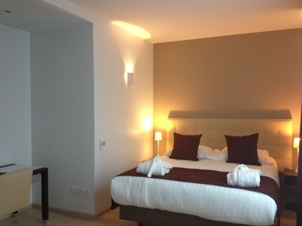 Suite Superior con 1 cama doble y sofá del hotel Mercure Villefranche En Beaujolais Ici and La. Foto 2