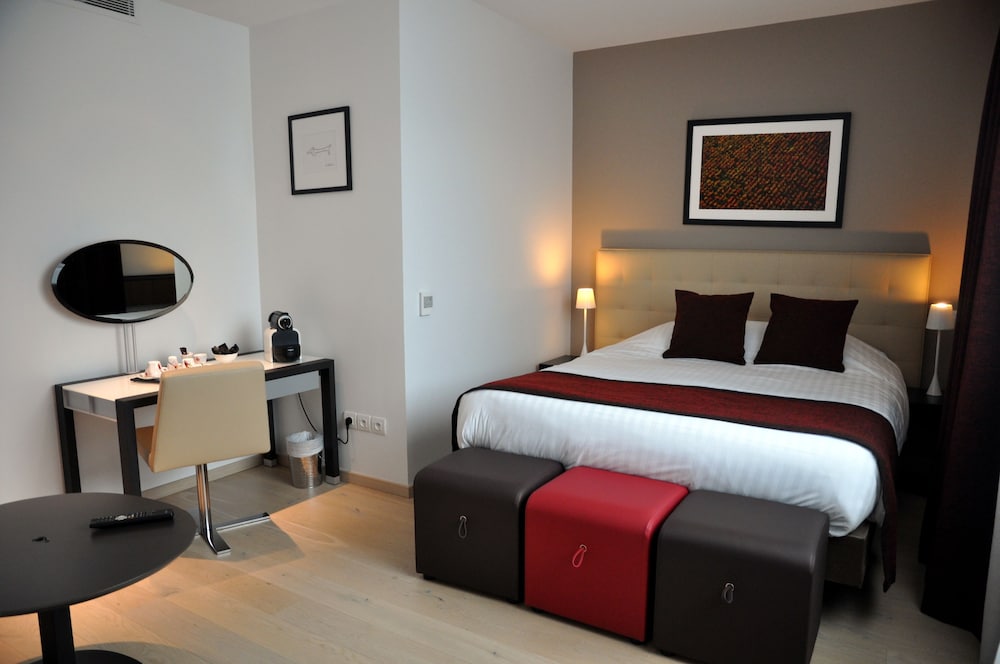 Suite Superior con 1 cama doble y sofá del hotel Mercure Villefranche En Beaujolais Ici and La. Foto 3