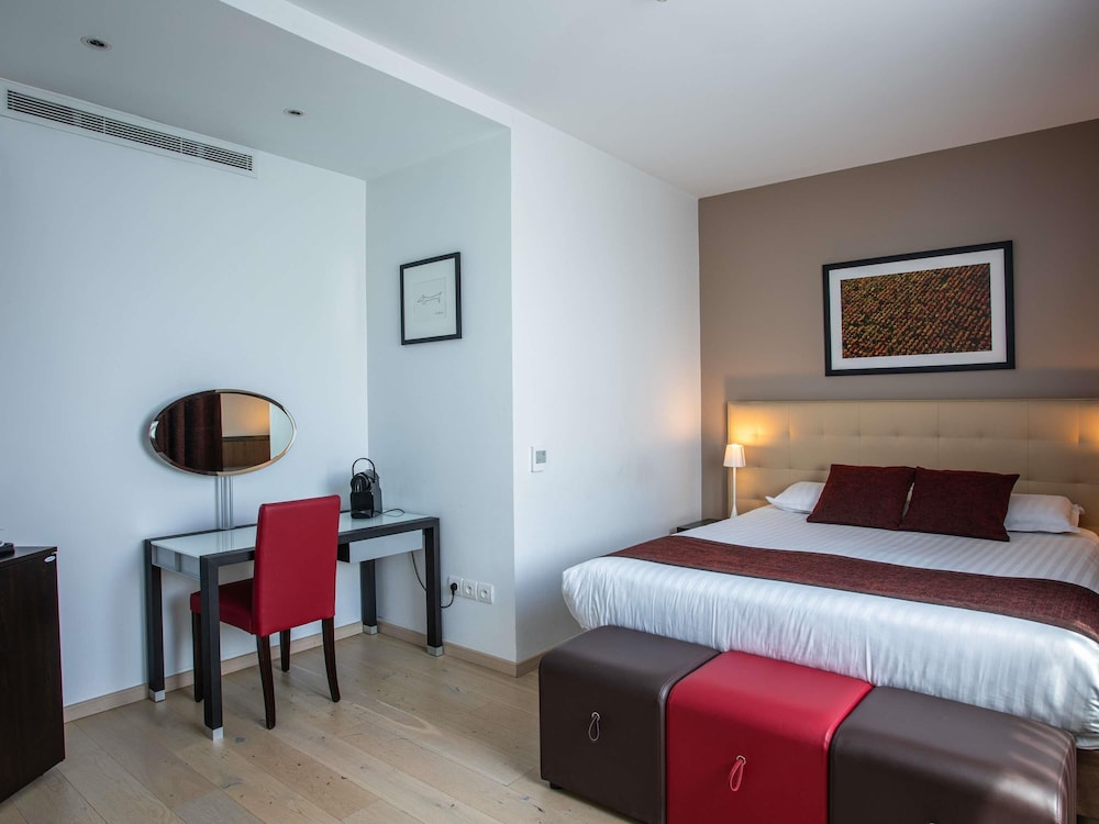 Suite Superior con 1 cama doble y sofá del hotel Mercure Villefranche En Beaujolais Ici and La. Foto 6