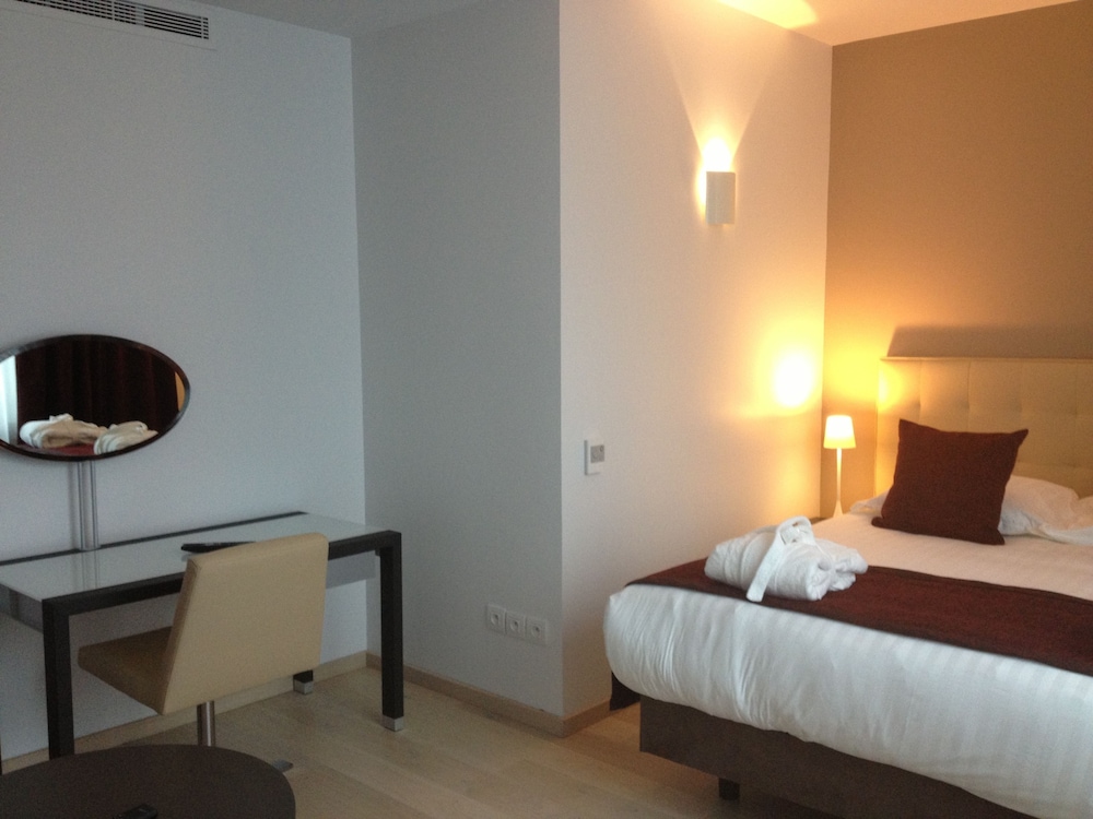 Suite Superior con 1 cama doble y sofá del hotel Mercure Villefranche En Beaujolais Ici and La. Foto 7