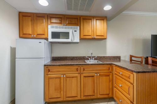 Suite Familiar con zona de cocina - 1 cama extragrande del hotel Best Western Cocoa Beach. Foto 3