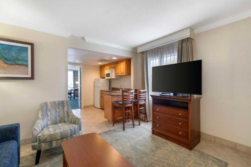 Suite Familiar con zona de cocina - 1 cama extragrande del hotel Best Western Cocoa Beach. Foto 6