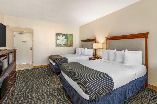 Queen Room with Two Queen Beds, Balcony and Partial Ocean View - Non - Smoking del hotel Best Western Cocoa Beach. Foto 8