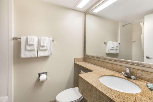 Oceanfront Queen Room with Two Queen Beds and Balcony - Non - Smoking del hotel Best Western Cocoa Beach. Foto 7