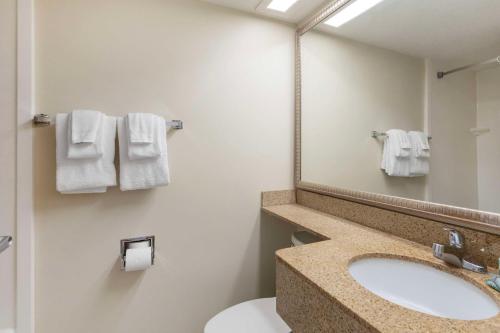 Oceanfront Junior Suite with Two Queen Beds and Balcony - Non - Smoking del hotel Best Western Cocoa Beach. Foto 2