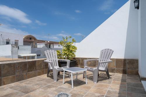 Habitación Doble con terraza y vistas al mar del hotel y apartamentos Plaza De La Luz Cádiz. Foto 1