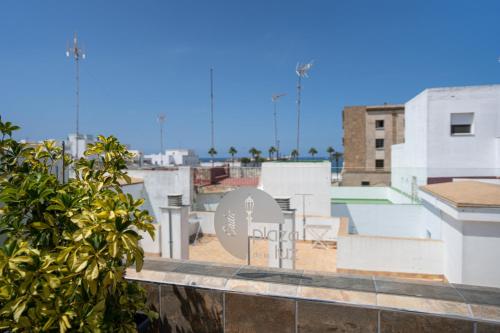 Habitación Doble con terraza y vistas al mar del hotel y apartamentos Plaza De La Luz Cádiz. Foto 5