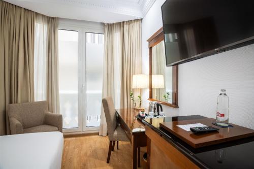 Habitación Meliá Clásica con vistas interiores del hotel Melia Plaza. Foto 3