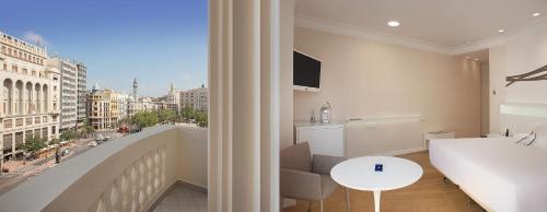 Habitación Grand Premium Plaza con vistas del hotel Melia Plaza. Foto 4