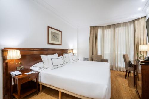 Habitación Meliá Clásica con vistas interiores del hotel Melia Plaza. Foto 1