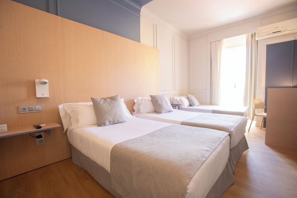 Habitación triple del hotel Olympia Cónsul del Mar. Foto 7