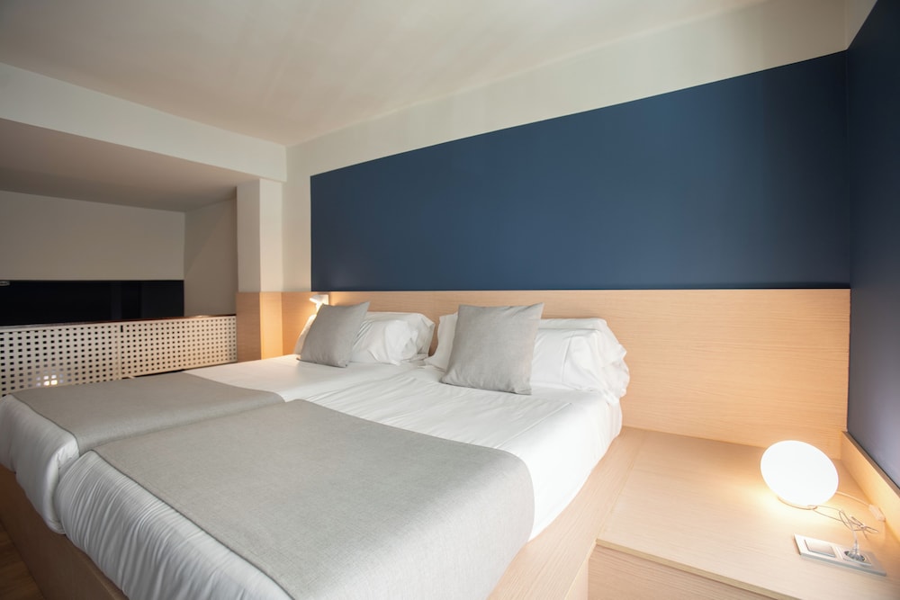 Habitación cuádruple 2 Camas individuales 1 Cama doble Normal del hotel Olympia Cónsul del Mar. Foto 4