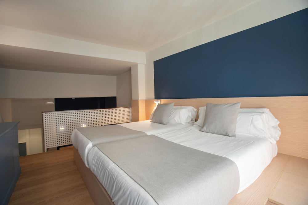 Habitación cuádruple 2 Camas individuales 1 Cama doble Normal del hotel Olympia Cónsul del Mar. Foto 6