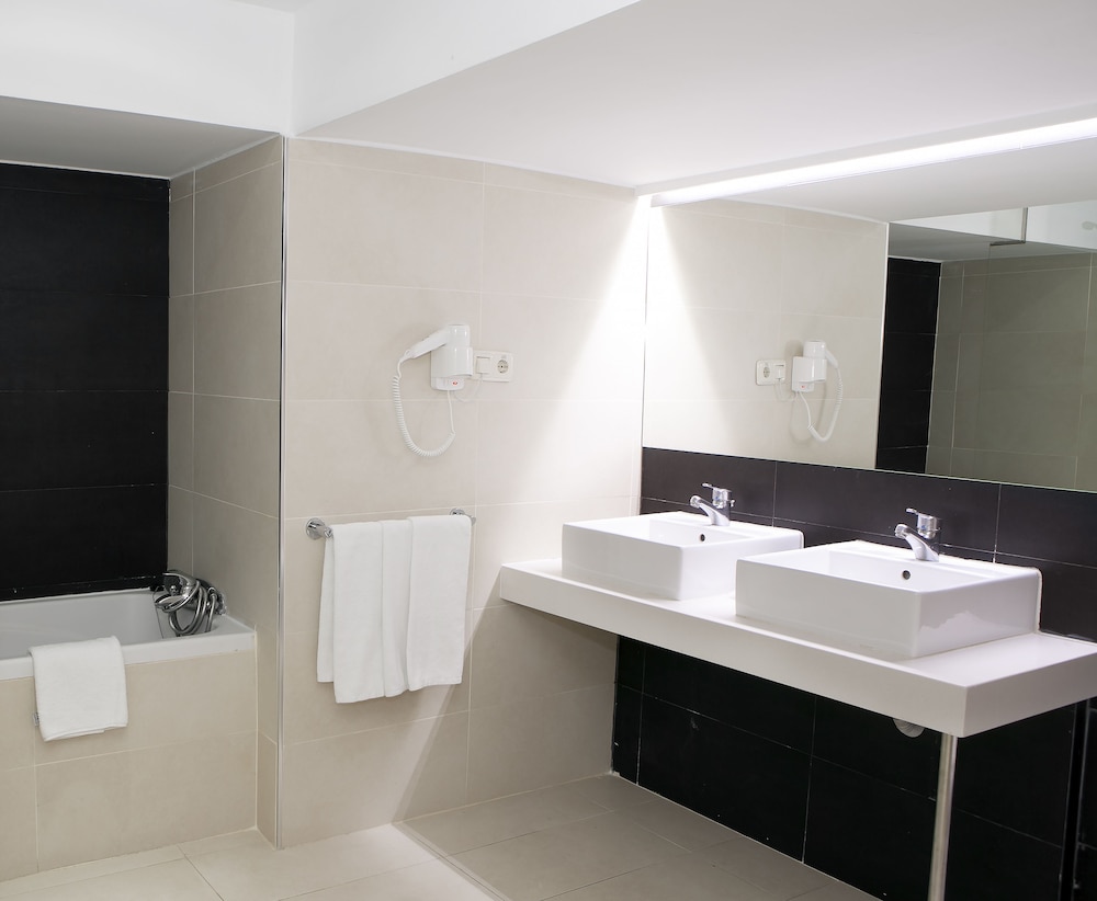 Habitación cuádruple 2 Camas individuales 1 Cama doble Normal del hotel Olympia Cónsul del Mar. Foto 18