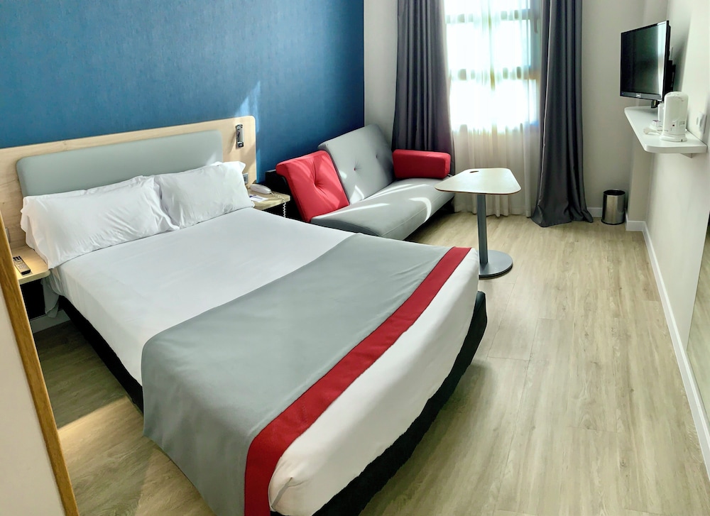 Habitación estándar, 1 cama doble con sofá cama del hotel Holiday Inn Express Valencia Ciudad De Las Ciencias, An Ihg. Foto 5