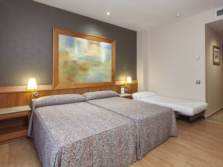 Habitación triple del hotel Catalonia Excelsior