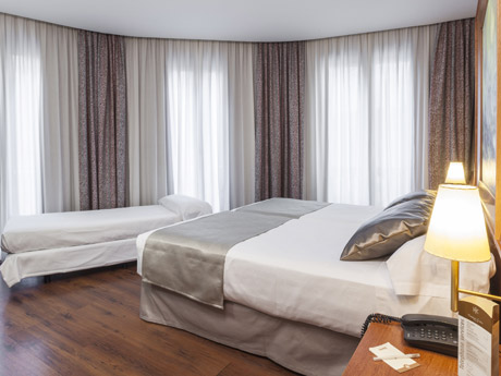 Habitación triple del hotel Catalonia Excelsior. Foto 1