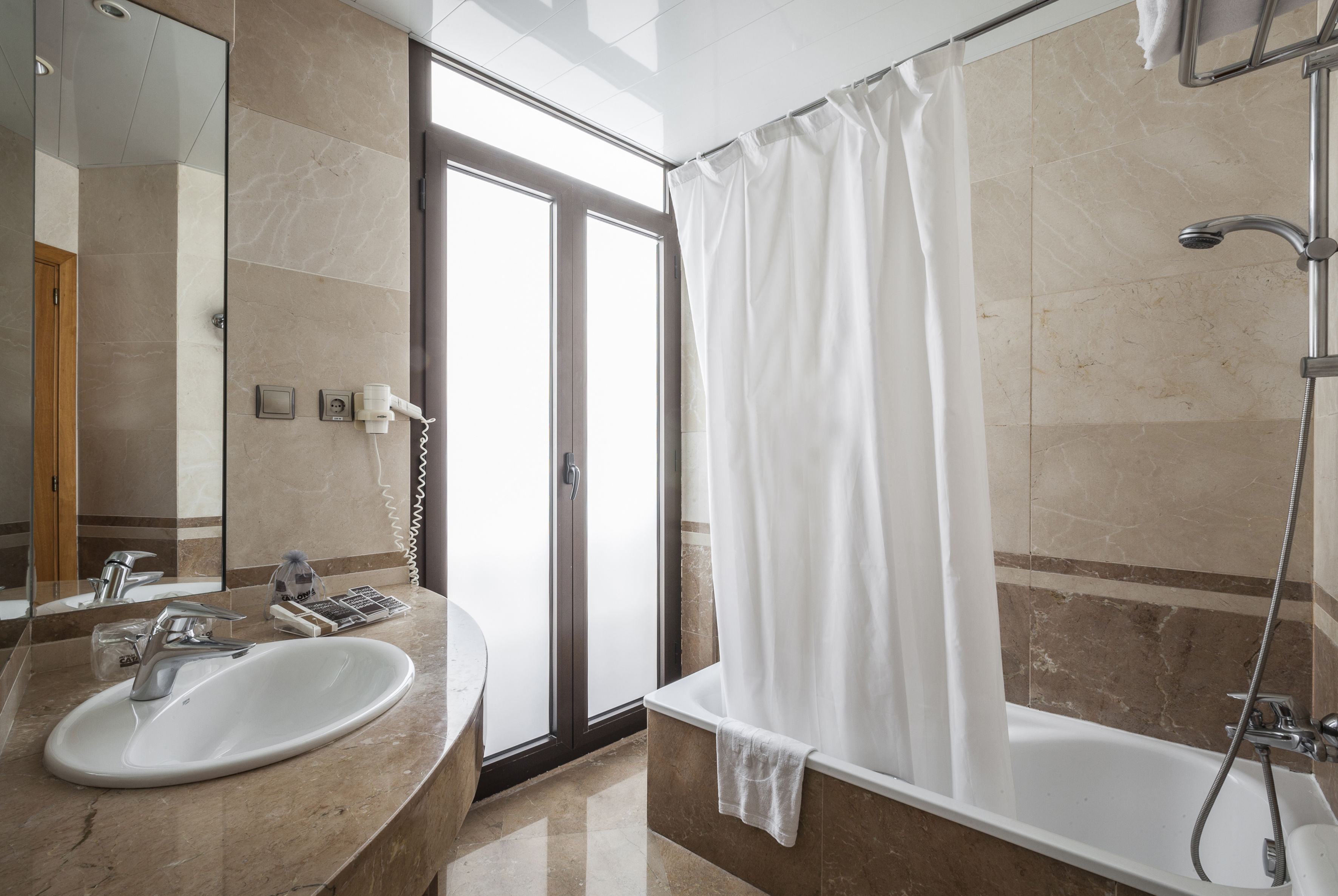 Habitación triple del hotel Catalonia Excelsior. Foto 2