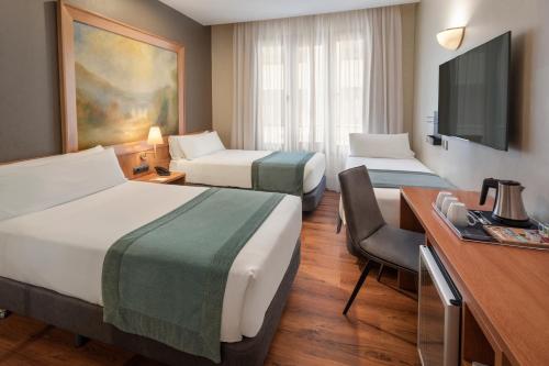 Habitación Triple del hotel Catalonia Excelsior. Foto 1